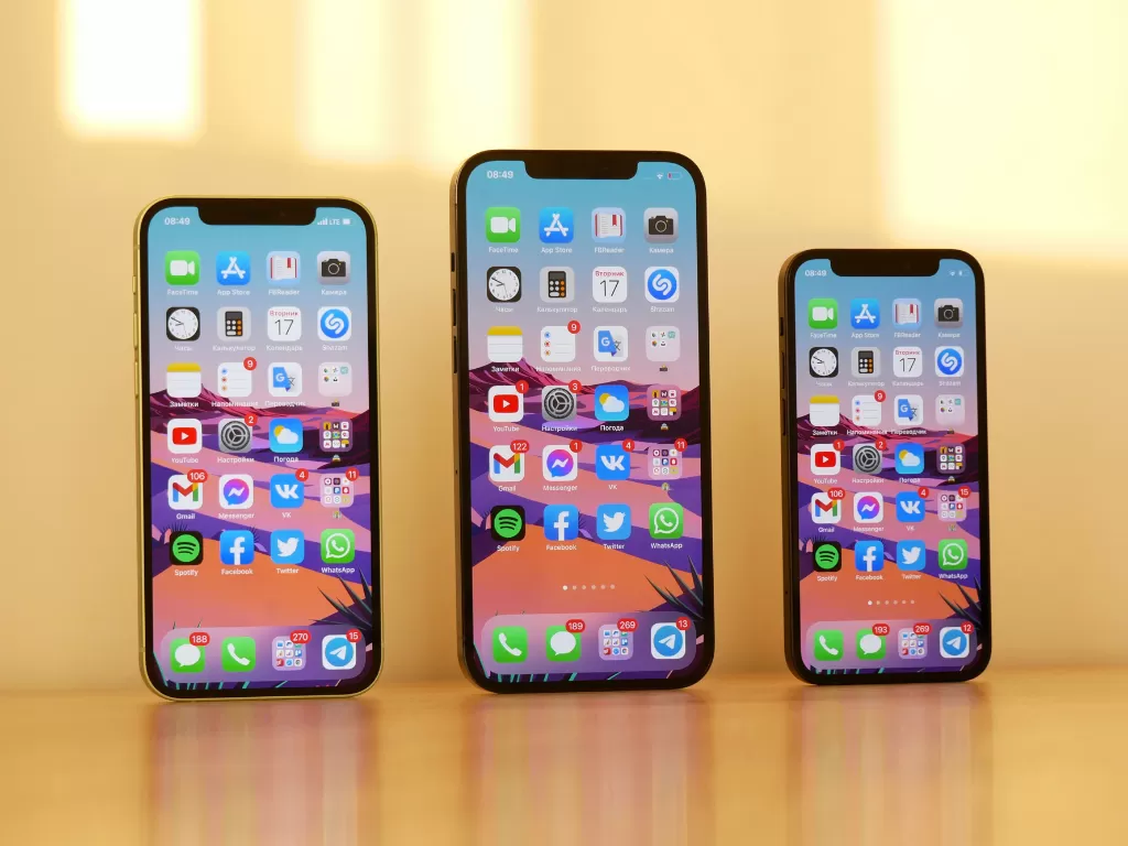 Smartphone iPhone 12 Mini, iPhone 12 Pro, dan iPhone 12 Pro Max (photo/Unsplash/Denis Cherkashin)