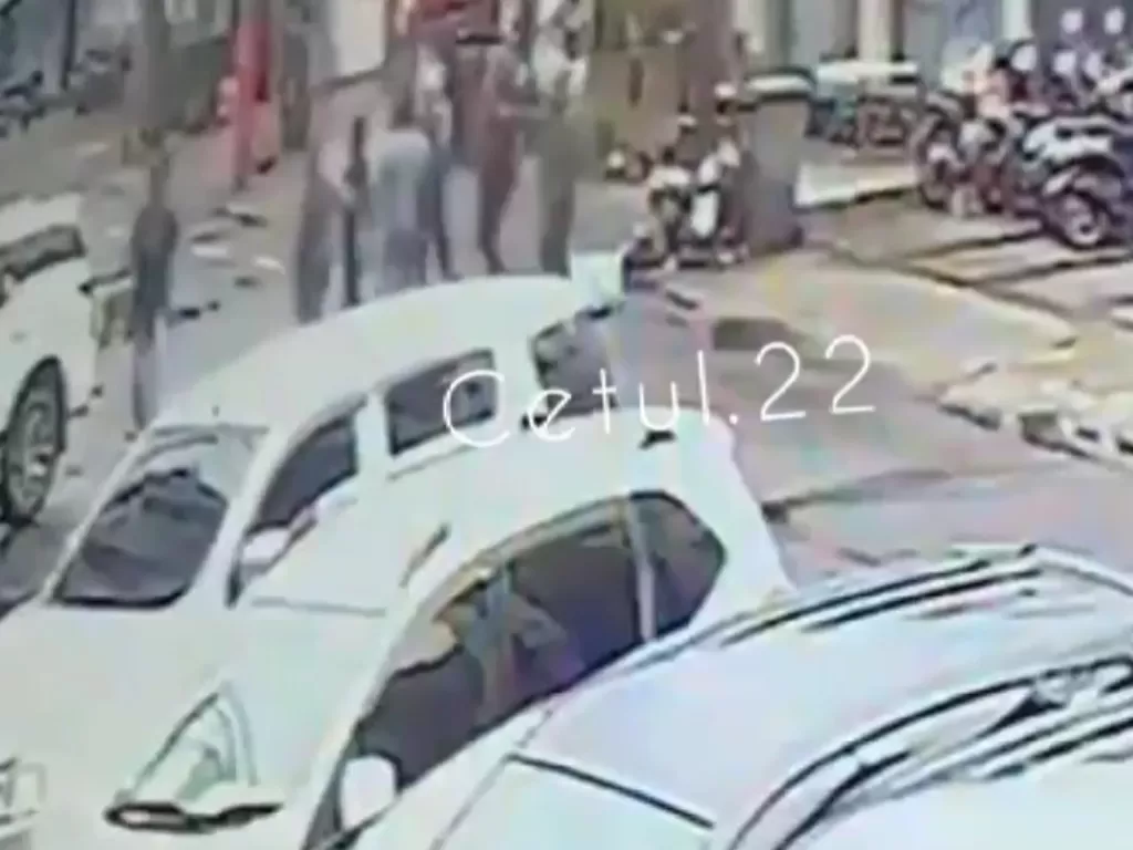 Cuplikan video diduga pengeroyokan anggota TNI dan Polri. (Instagram @cetul.22)