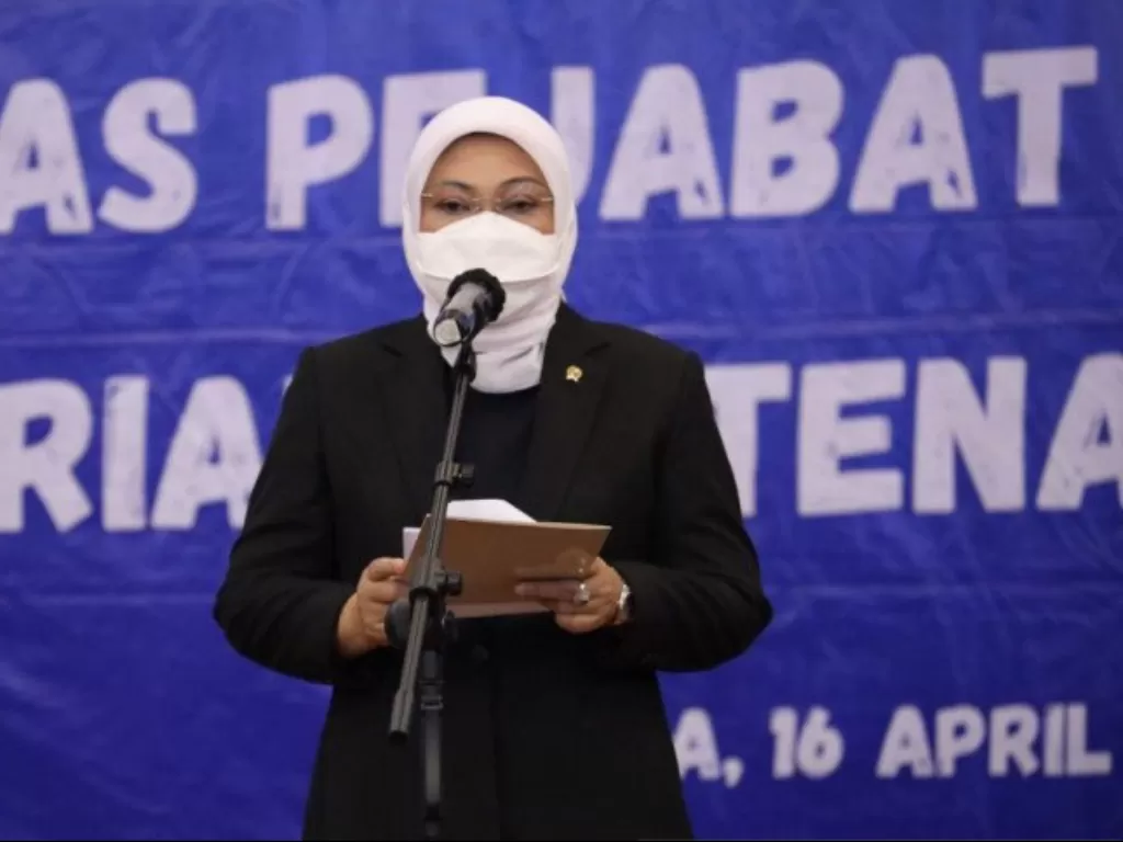  Menaker Ida Fauziyah dalam pelantikan pejabat Kemnaker di Ruang Tri Dharma Kemnaker, Jakarta, Jumat (16/4/2021). (ANTARA/HO-Kementerian Ketenagakerjaan) 