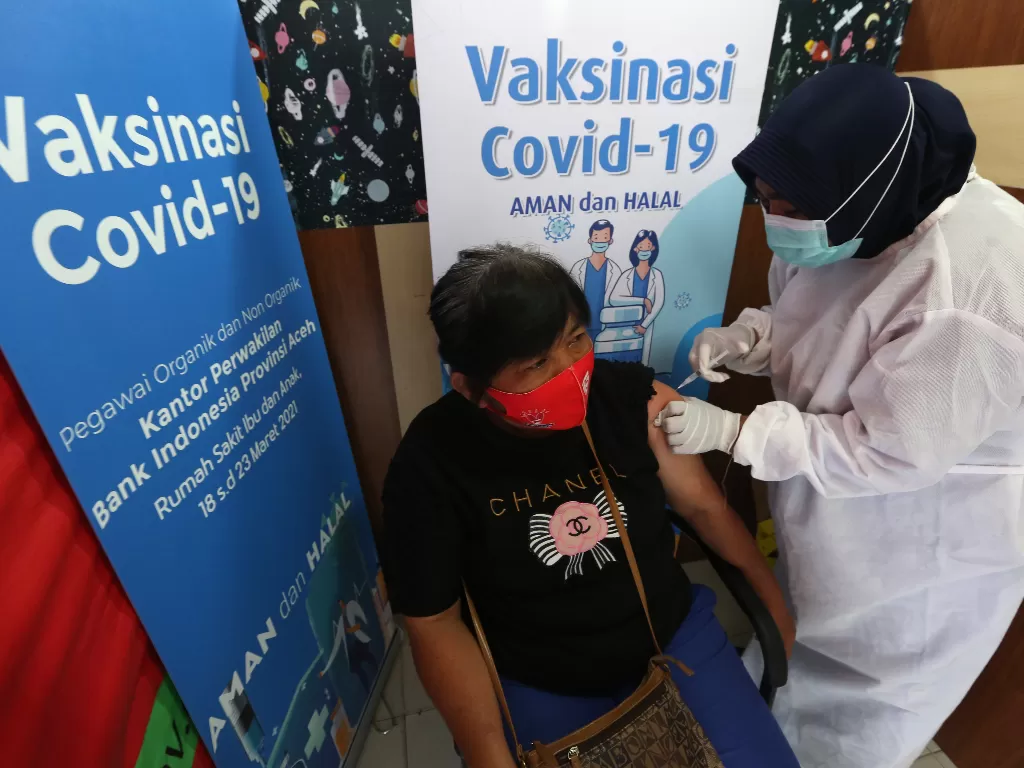 Petugas medis Rumah Sakit Ibu dan Anak (kanan) melakukan vaksinasi COVID-19 di Banda Aceh, Aceh, Rabu (14/4/2021). (ANTARA/Irwansyah Putra)
