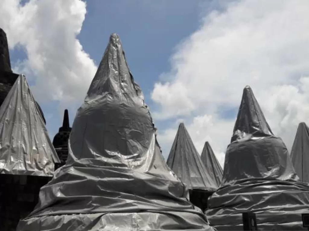  Stupa Candi Borobudur di Kabupaten Magelang, Jawa Tengah, Minggu (18/4/2021) masih ditutup terpaulin untuk mengantisipasi ancaman abu erupsi Gunung Merapi. (FOTO ANTARA/Heru Suyitno) 