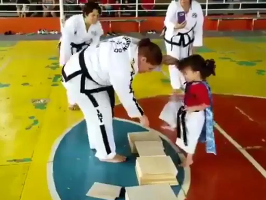 Bocah hancurkan papan taekwondo dengan bokong (Twitter/@uzunkokcan)