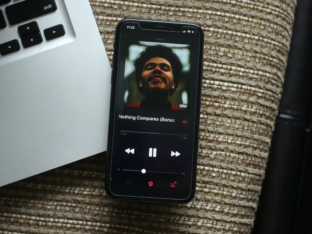 Tampilan lagu yang sedang diputar di aplikasi Apple Music (photo/Unsplash/Giorgio Trovato)