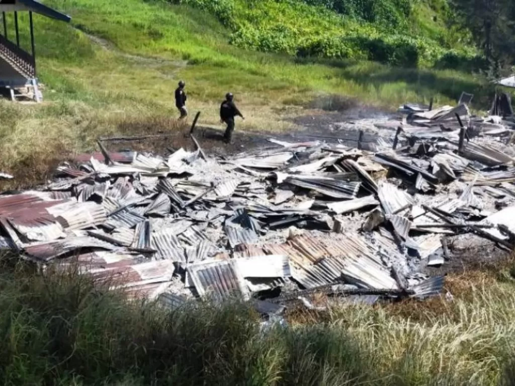 Kondisi bangunan 'honai' milik salah satu kepala suku dan tiga rumah guru di Dambet yang menjadi korban pembakaran KKB. (Foto: ANTARA/Satgas Humas Nemangkawi)