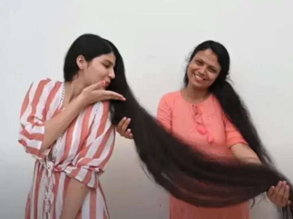 Nilanshi Patel memotong rambut panjangnya. (dok.YouTube/ Guinness World Records)