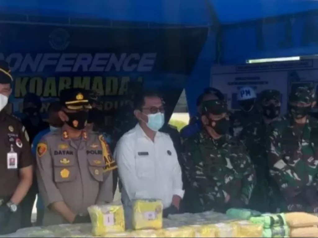 Panglima Koarmada I Laksamana Muda TNI A.Rasyid (nomor empat dari kiri) menjelaskan penangkapan barang bukti 100 kg narkoba jenis sabu dan pil ekstasi. (ANTARA/Munawar)