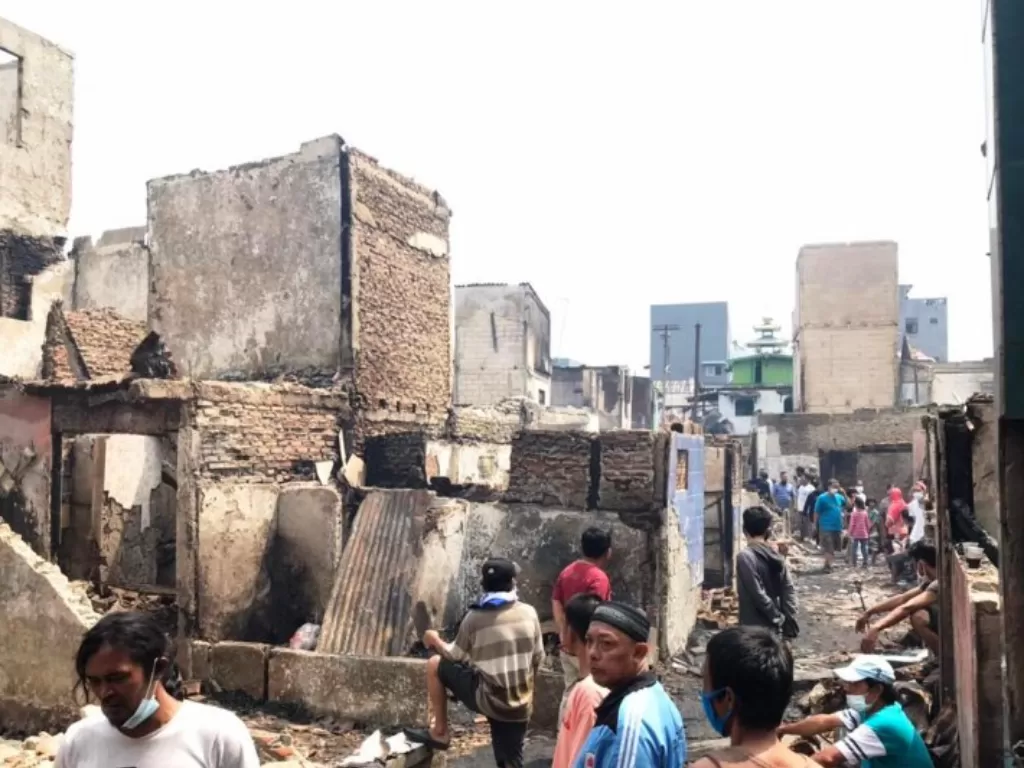 Warga korban kebakaran Taman Sari tengah mencari sisa-sisa barang yang dapat dimanfaatkan kembali, Senin (19/04/2021) ANTARA/Anisyah Rahmawati.