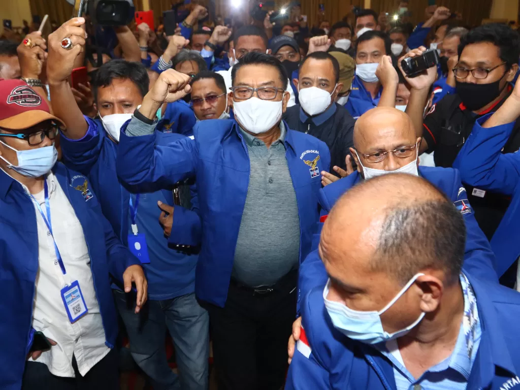 Moeldoko (tengah) tiba di lokasi Kongres Luar Biasa (KLB) Partai Demokrat di The Hill Hotel Sibolangit, Deli Serdang, Sumatera Utara, Jumat (5/3/2021). (ANTARA FOTO/Endi Ahmad/Lmo/aww.)