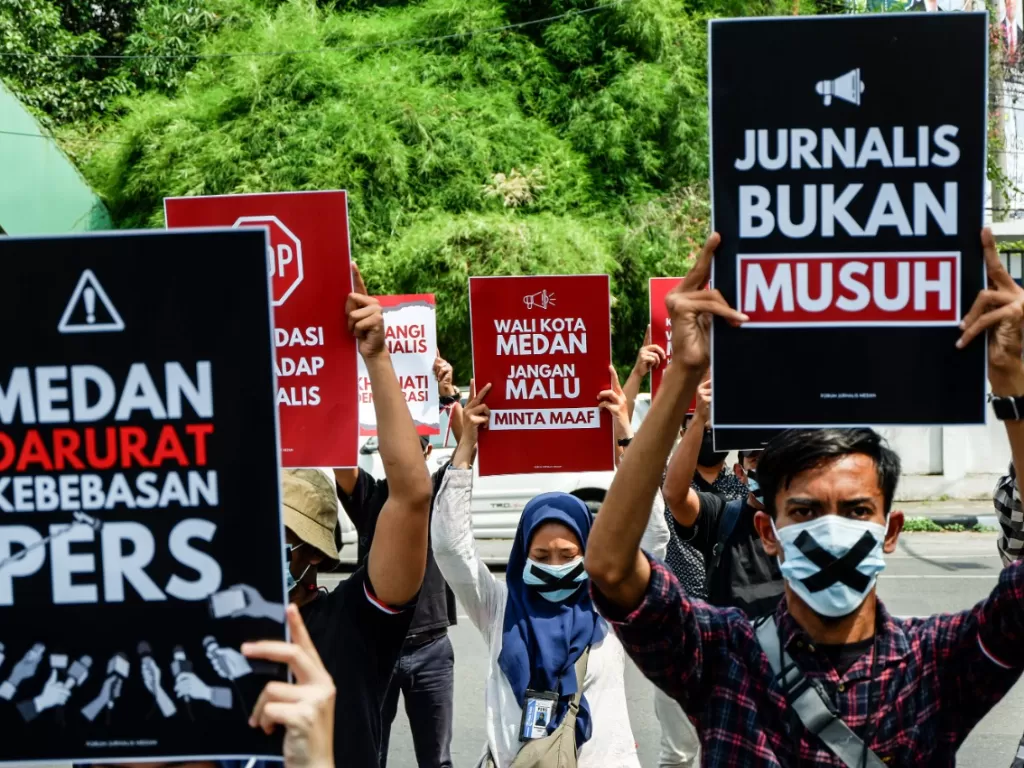 Sejumlah wartawan Kota Medan berunjuk rasa di depan Balai Kota Medan, Senin (19/4/2021). Mereka menuntut Wali Kota Bobby Nasution minta maaf. (Dok FJM)