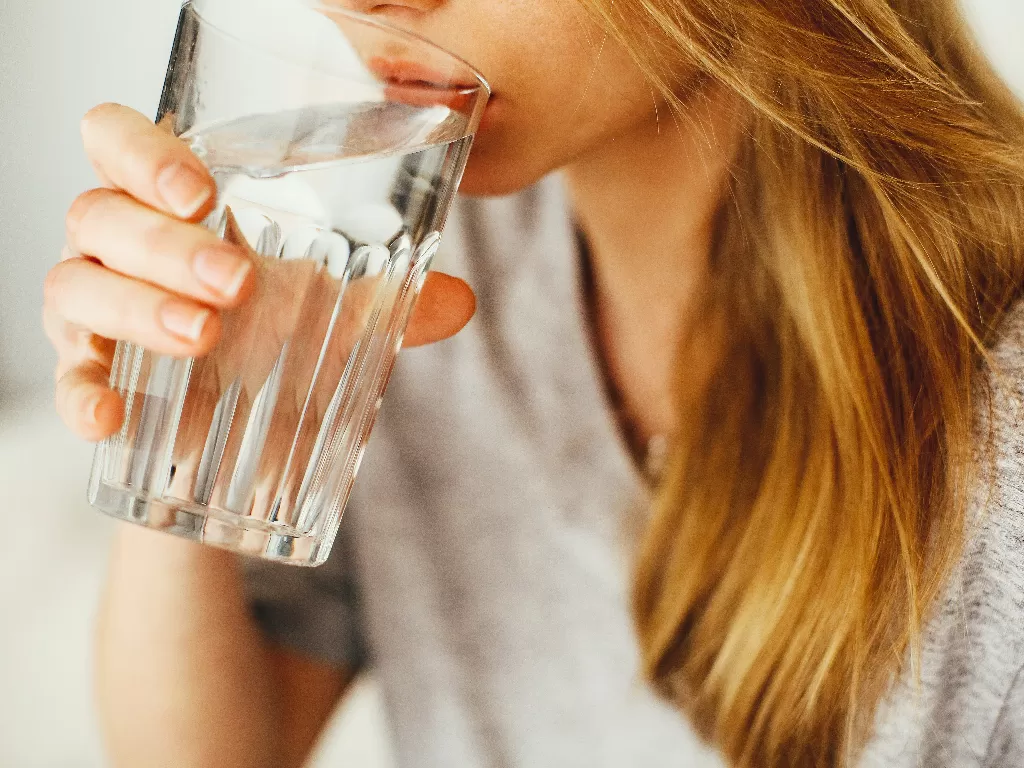 Minum air (Photo by Daria Shevtsova from Pexels)