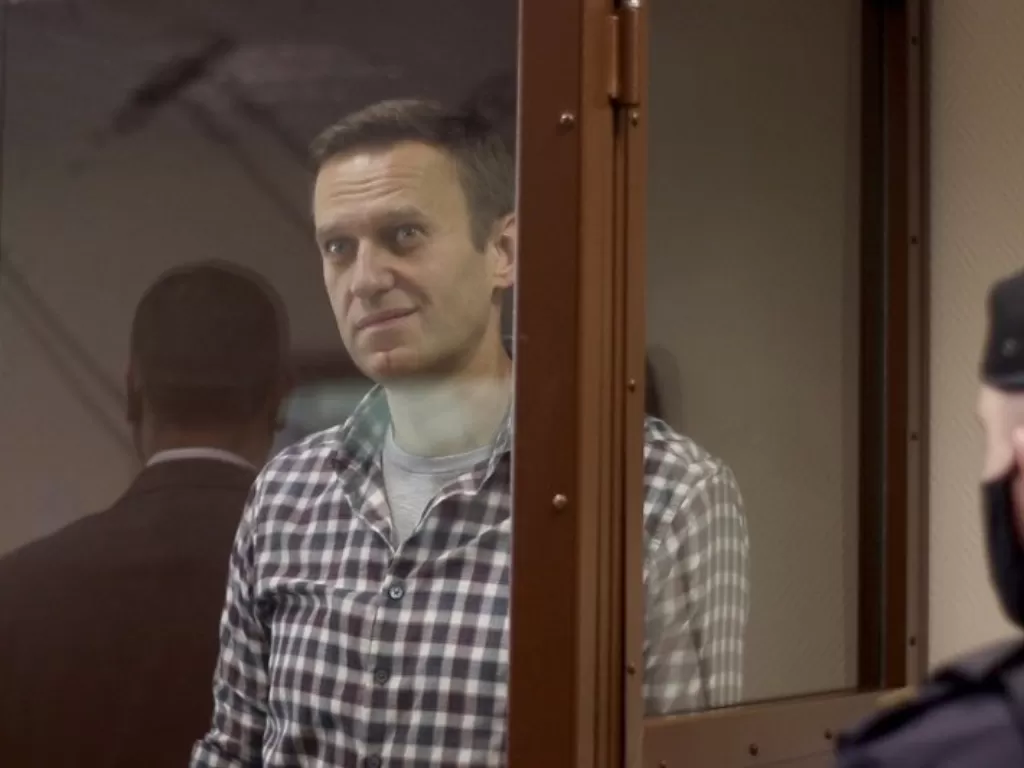 Pemimpin oposisi Rusia Alexei Navalny menghadiri sidang, yang mempertimbangkan banding atas keputusan pengadilan sebelumnya untuk mengubah hukuman yang ditangguhkan menjadi hukuman penjara sebenarnya, di Moskow, Rusia, Sabtu (20/2/2021), dalam gambar yang