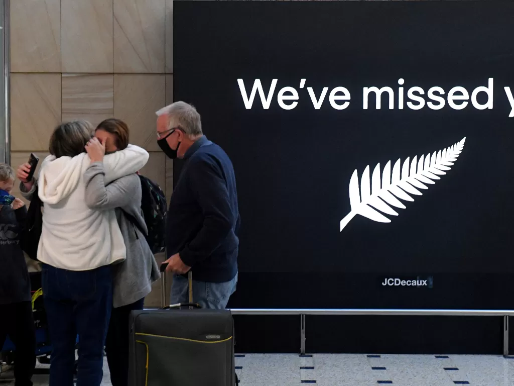 Wisatawan Selandia Baru terlihat saat perjalanan bebas karantina (REUTERS/STRINGER)