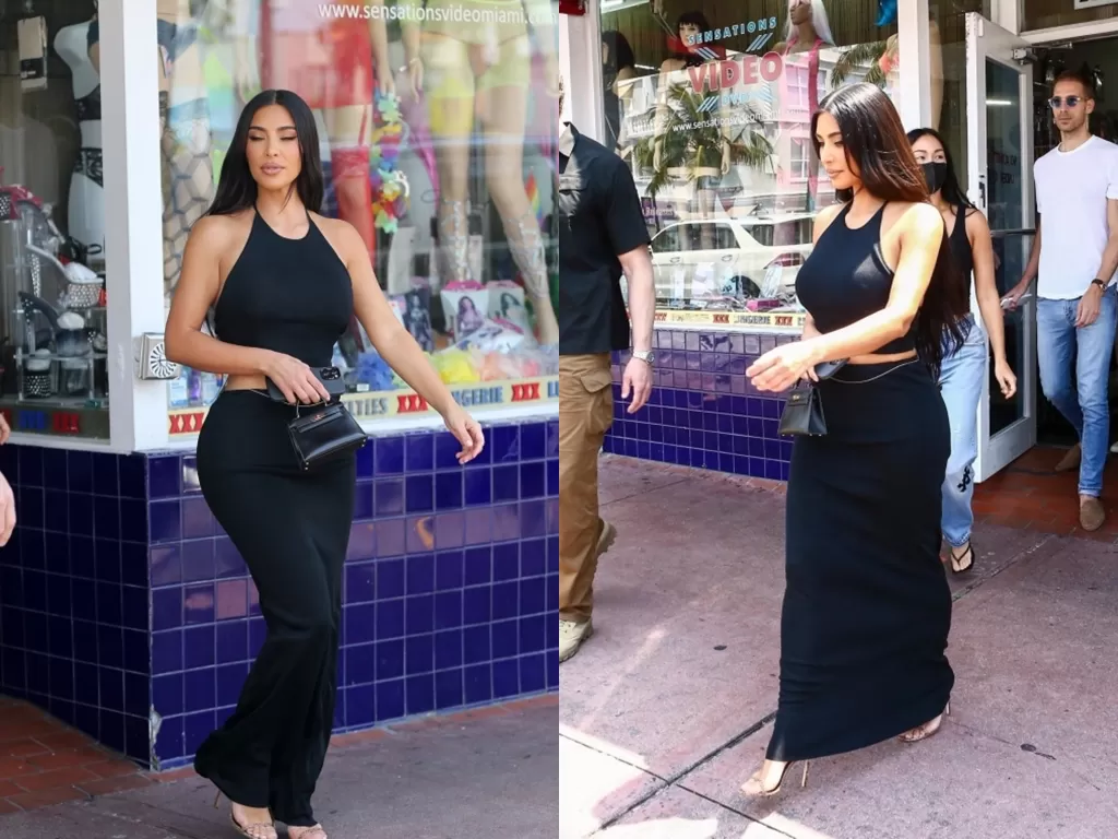 Kim Kardashian keluar dari toko mainan seks. (Photo/Mega/Backgrid/The Sun)