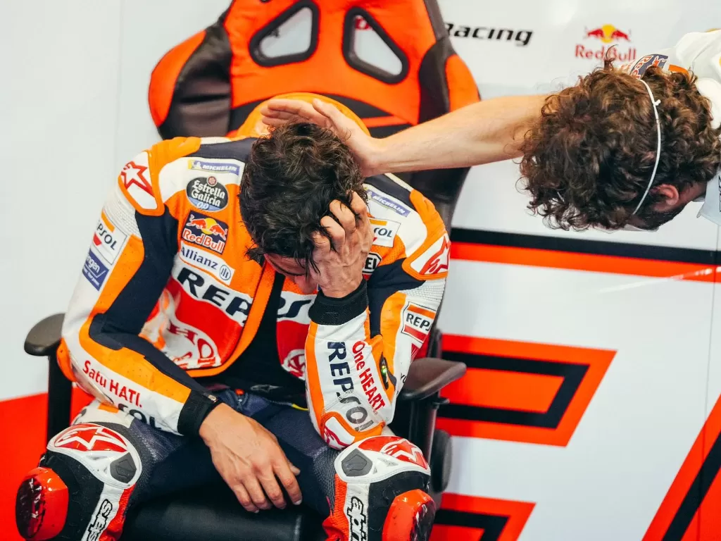  Marc Marquez menangis usai selesaikan ajang MotoGP Portugal (photo/Twitter/@HRC_MotoGP)