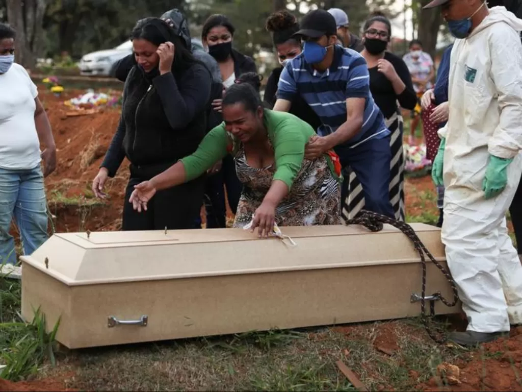 Keluarga menangisi pasien Covid-19 yang meninggal di Sao Paulo, Brasil, Jumat (22/5/2020). (REUTERS/Amanda Perobelli)