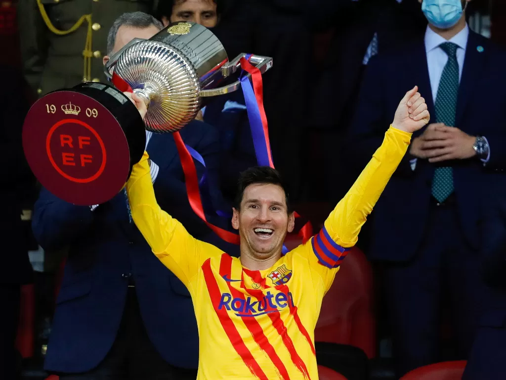 Lionel Messi angkat Piala Copa del Rey. (photo/RFEF/Handout via REUTERS)