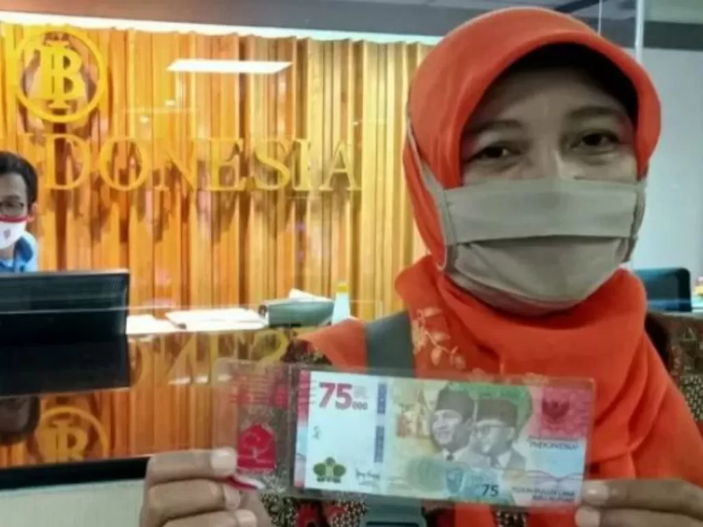 Seorang warga menunjukkan UPK 75 RI setelah menukarkannya di Kantor Bank Indonesia Jember pada akhir Agustus 2020. (ANTARA)