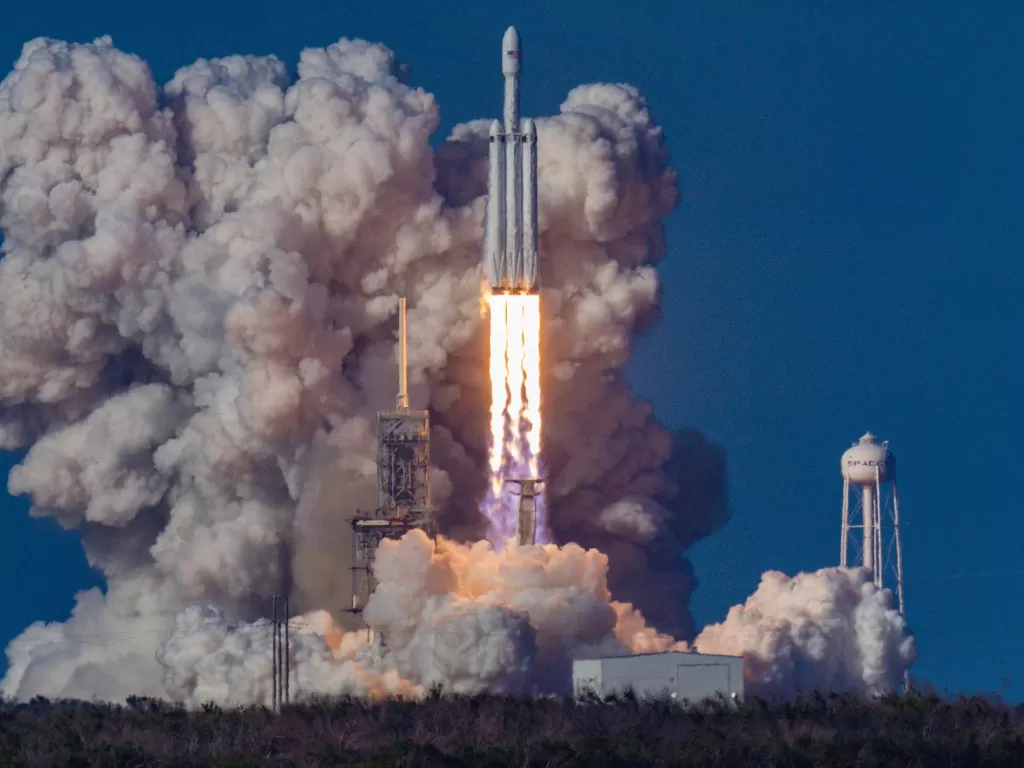 Roket Falcon Heavy buatan SpaceX saat meluncur ke angkasa (photo/Unsplash/Bill Jelen)