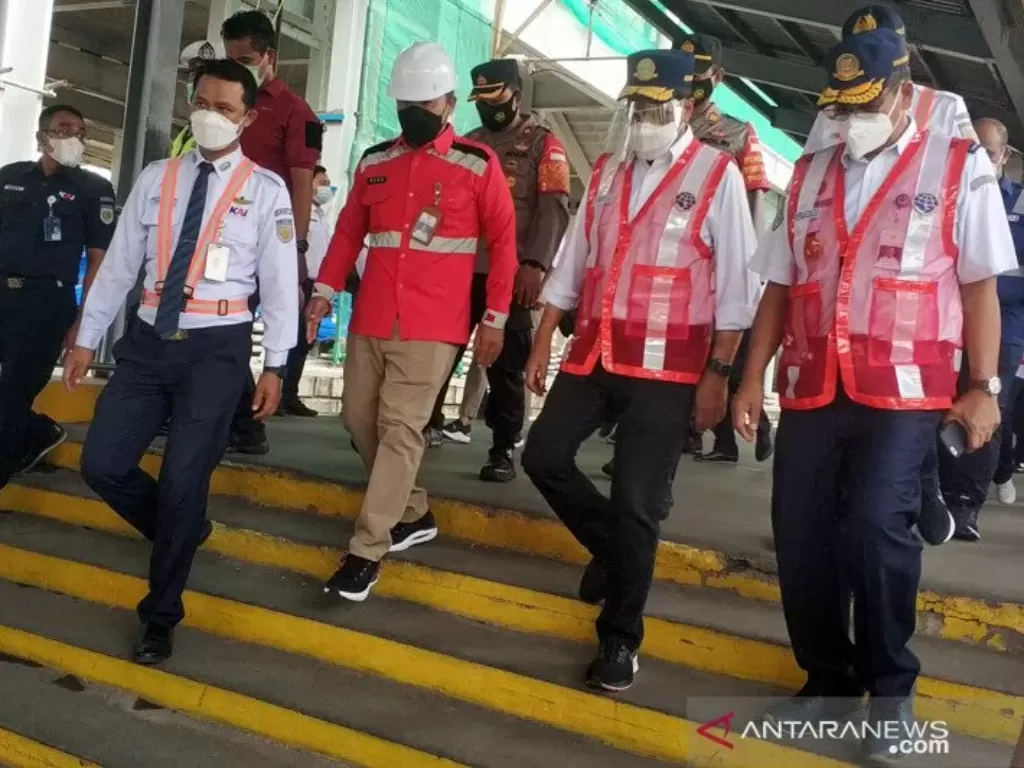 Menteri Perhubungan Budi Karya Sumadi saat meninjau pembangunan Stasiun Bekasi, Minggu (18/4/2021). (ANTARA/Citro Atmoko)