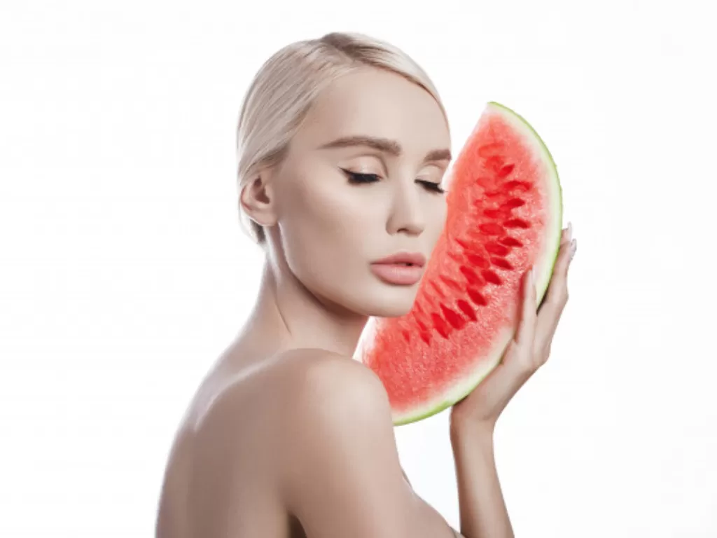 Ilustrasi perawatan wajah dengan buah semangka. (Freepik)