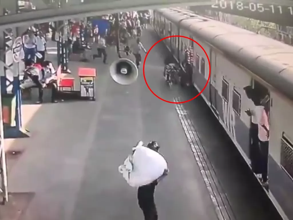 Detik-detik pria selamatkan orang yang nyaris tergilas kereta api (Twitter/@Reaiiifeheroes)