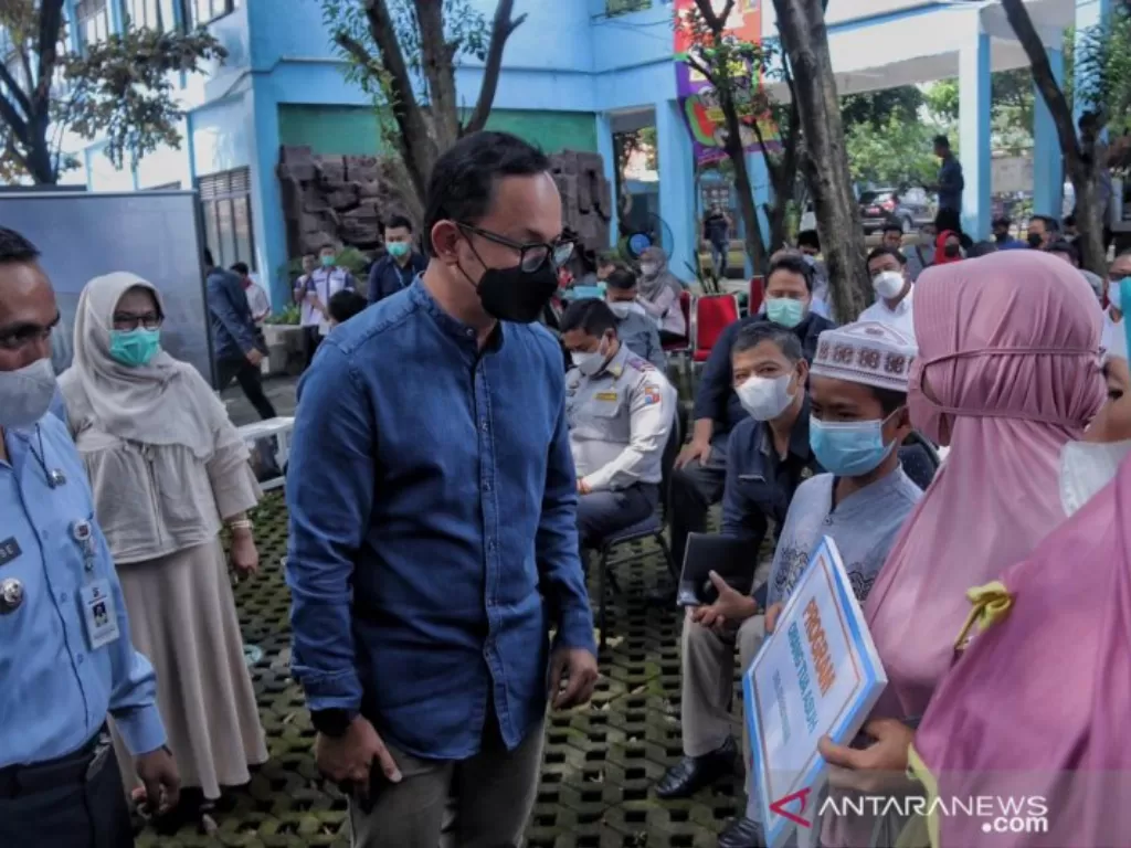  Wali Kota Bogor Bima Arya berdialog dengan anak-anak asuh dari keluarga tidak mampu di Kecamatan Bogor Utara, Kota Bogor, Selasa (20/4/2021). (photo/ANTARA/HO/Pemkot Bogor)