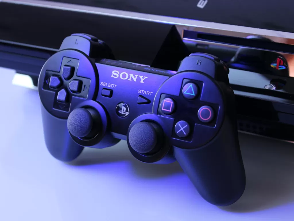 Tampilan controller DualShock dari console PlayStation 3 (photo/Unsplash/Nikita Kostrykin)