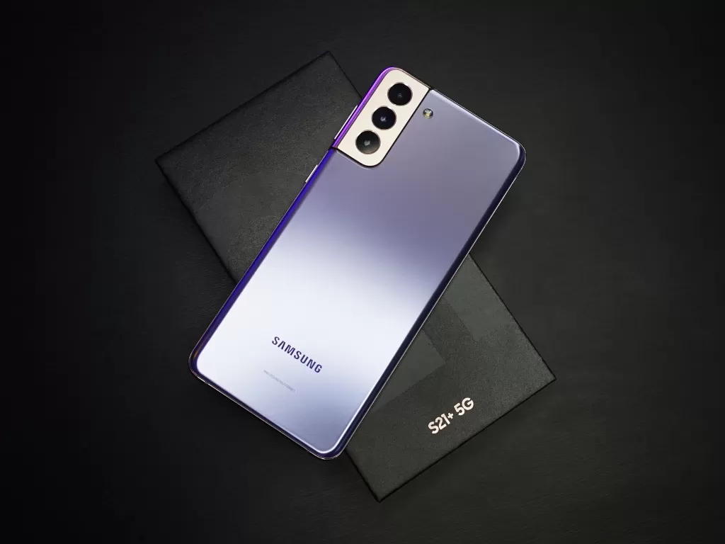 Tampilan smartphone Samsung Galaxy S21+ 5G terbaru (photo/Unsplash/Anh Nhat)