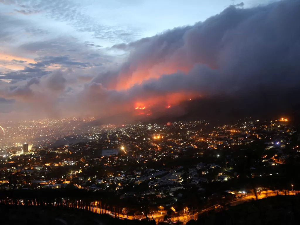 Kebakaran Taman Nasional Gunung Table Cape Town (REUTERS/Mike Hutchings)