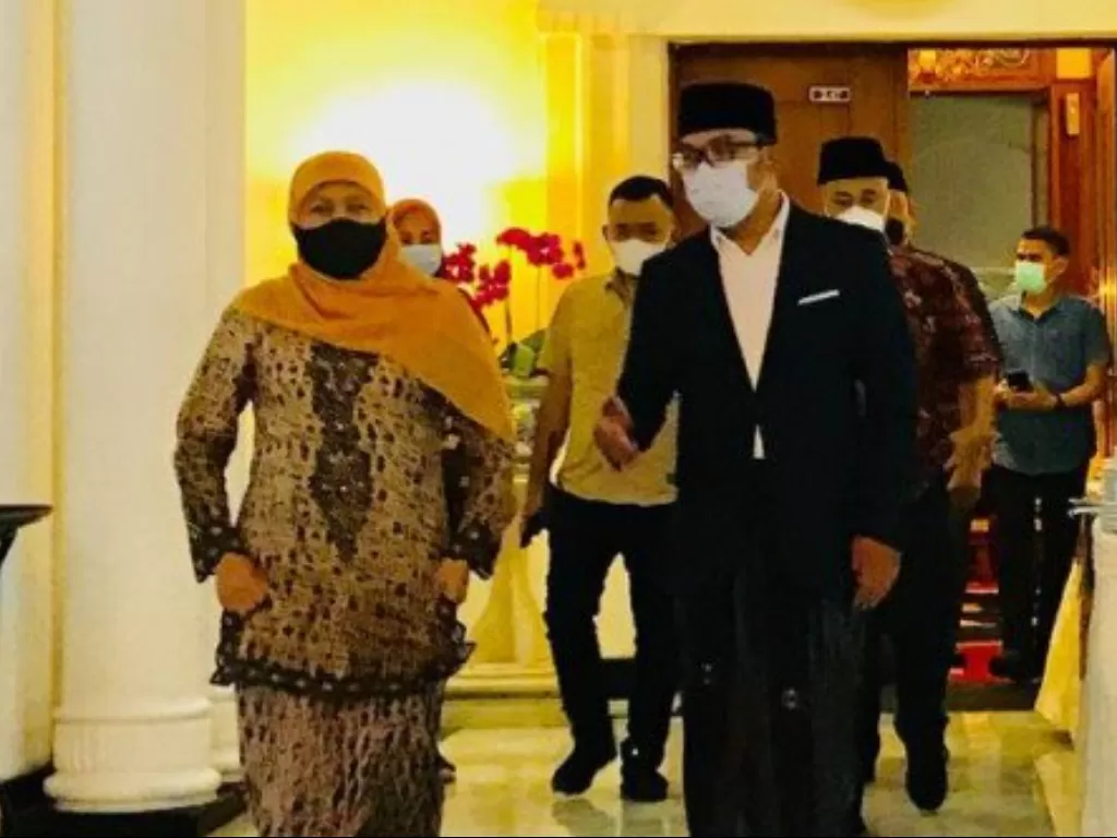 Gubernur Jabar Ridwan Kamil (kanan) saat menerima kunjungan Gubernur Jatim Khofifah Indar Parawansa (kiri) di Kantor Gubernur Jabar di Bandung, Senin (19/4/2021) malam. (ANTARA/Fiqih Arfan)