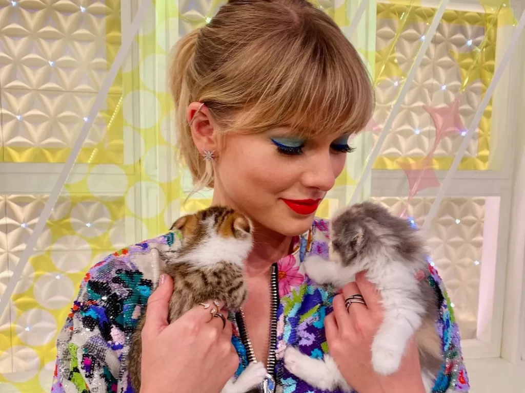 Taylor Swift bersama kucingnya. (Instagram/@taylorswift)