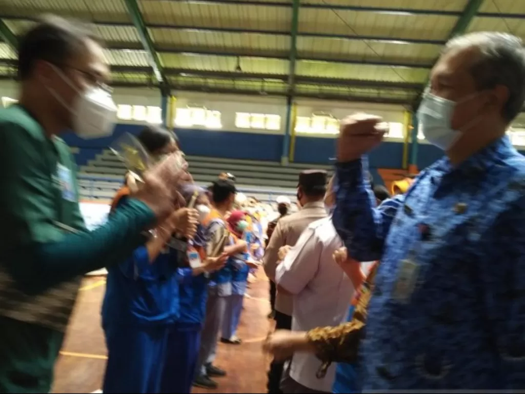  Pegawai RS Lapangan Kota Bogor mendapat penghargaan dai Wali Kota Bogor Bima Arya dan ucapan selamat dari para pejabat, di antaranya Direktur Utama RSUD Kota Bogor dr Ilham Chaidir. (ANTARA/Foto: Riza Harahap) 