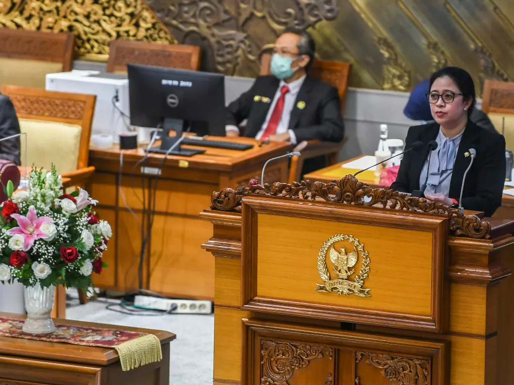 Ketua DPR Puan Maharani (kanan) berpidato pada Rapat Paripurna DPR RI Ke-16 Masa Persidangan IV Tahun Sidang 2020-2021 di Kompleks Parlemen, Senayan, Jakarta (ANTARA FOTO/Galih Pradipta/aww.)