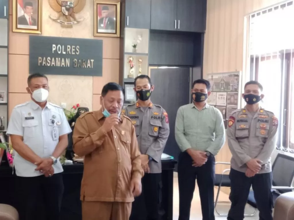 Ketua DPRD Pasaman Barat, Sumatera Barat Parizal Hafni menyampaikan klarifikasi (Antara)