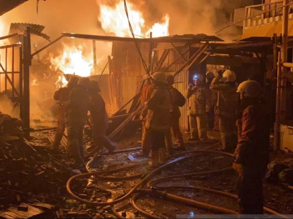  Sebuah gudang usaha di Jalan Kenanga Raya, RT.04, RW.07, Kelurahan Kembangan Utara terbakar pada Rabu (21/4/2021) dini hari. (ANTARA/HO/Damkar DKI Jakarta) 