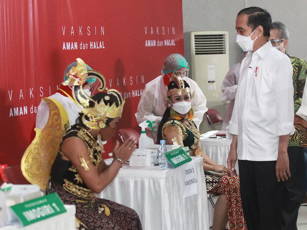 Presiden Jokowi meninjau proses vaksinasi Covid-19 (ANTARA FOTO/Pool-Diaz Firmansyah)