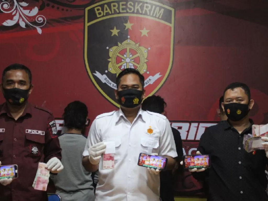 Personel Satreskrim Polresta Banda Aceh memperlihatkan barang bukti dari bandar chip judi online, di Banda Aceh, Selasa (20/4/2021). (ANTARA/HO/Dok.Humas Polresta Banda Aceh) 