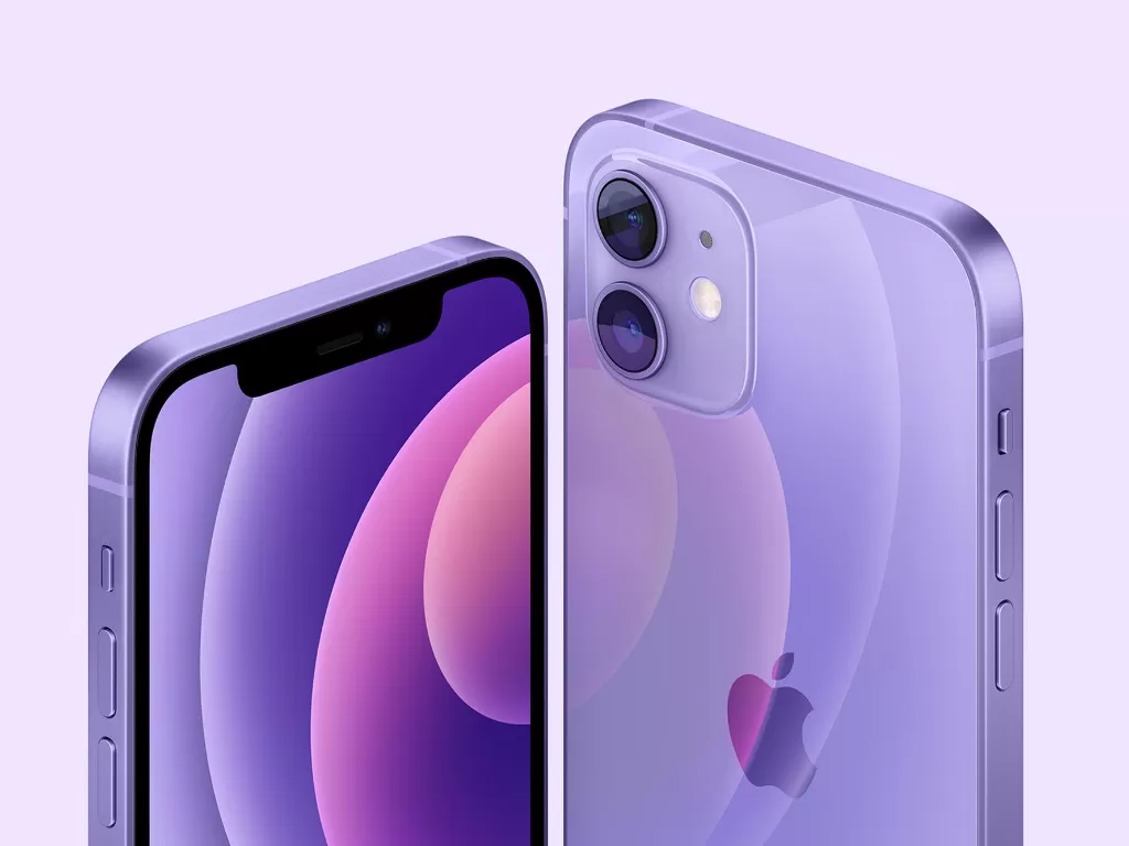 Tampilan smartphone iPhone 12 dengan warna ungu (photo/Apple)