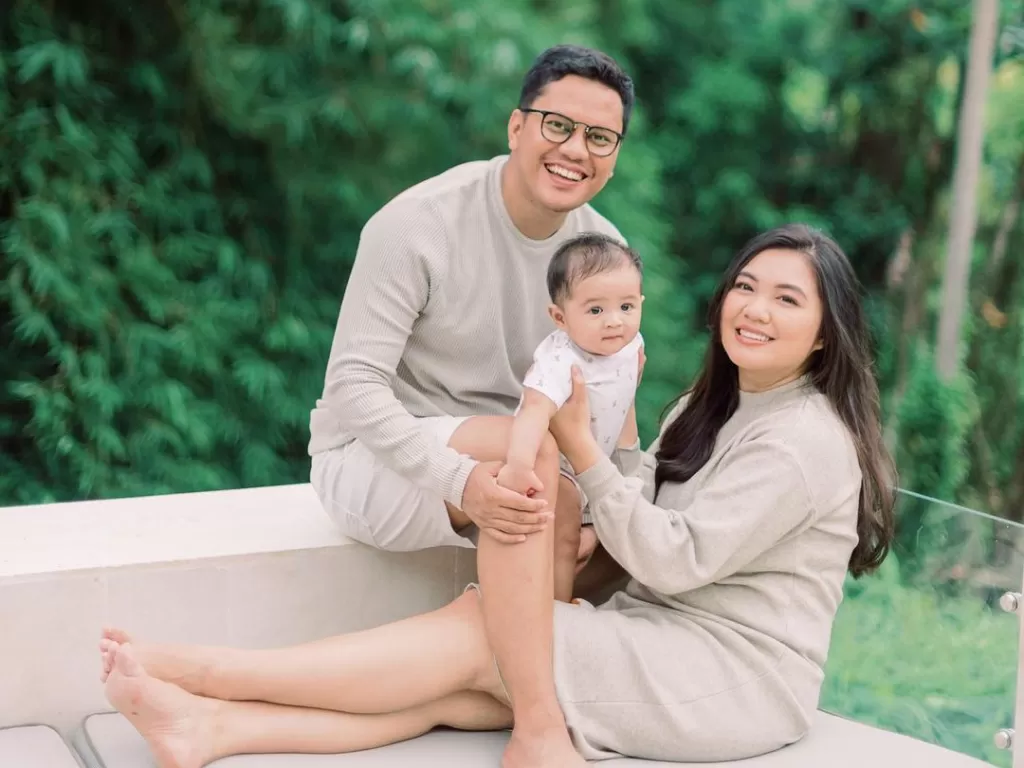 Arief Muhammad dan keluarga. (Instagram/@tiarapangestika)