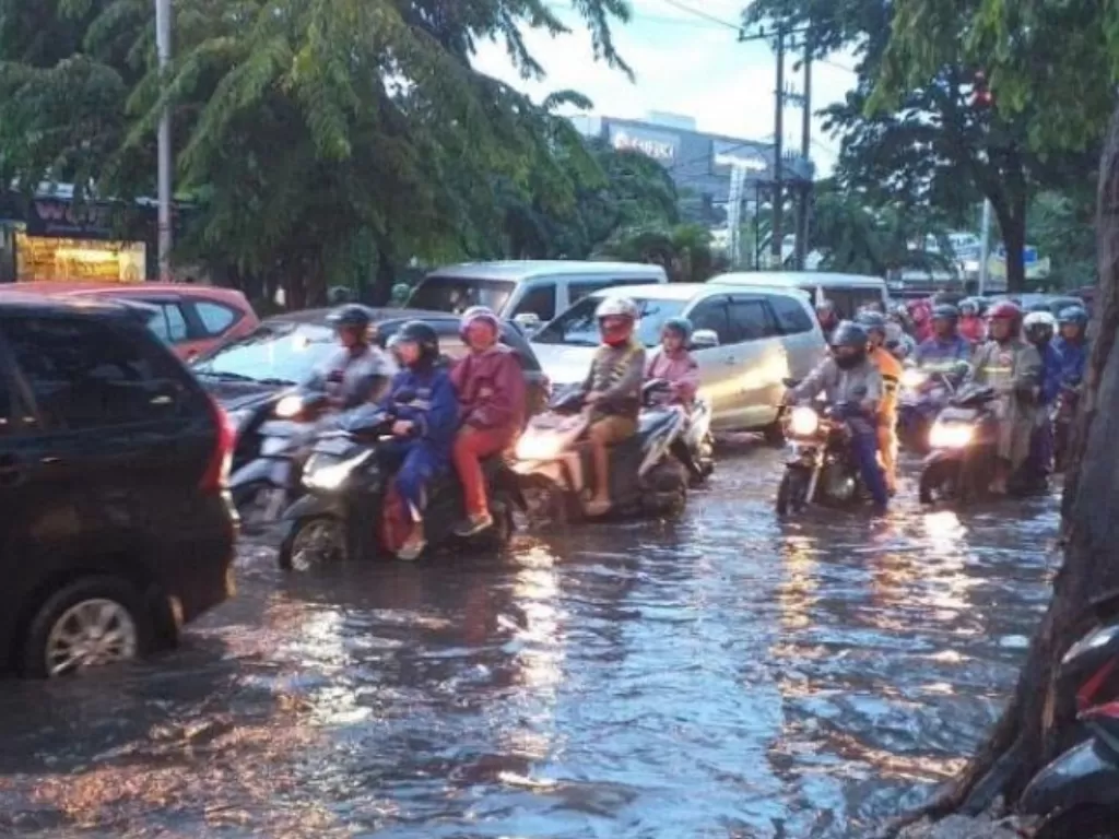  Ilustrasi - Hujan lebat mengguyur sebentar menyebabkan jalan raya terendam di Medan, Sumatera Utara, Rabu (19/6/2019). (Dok ANTARA)