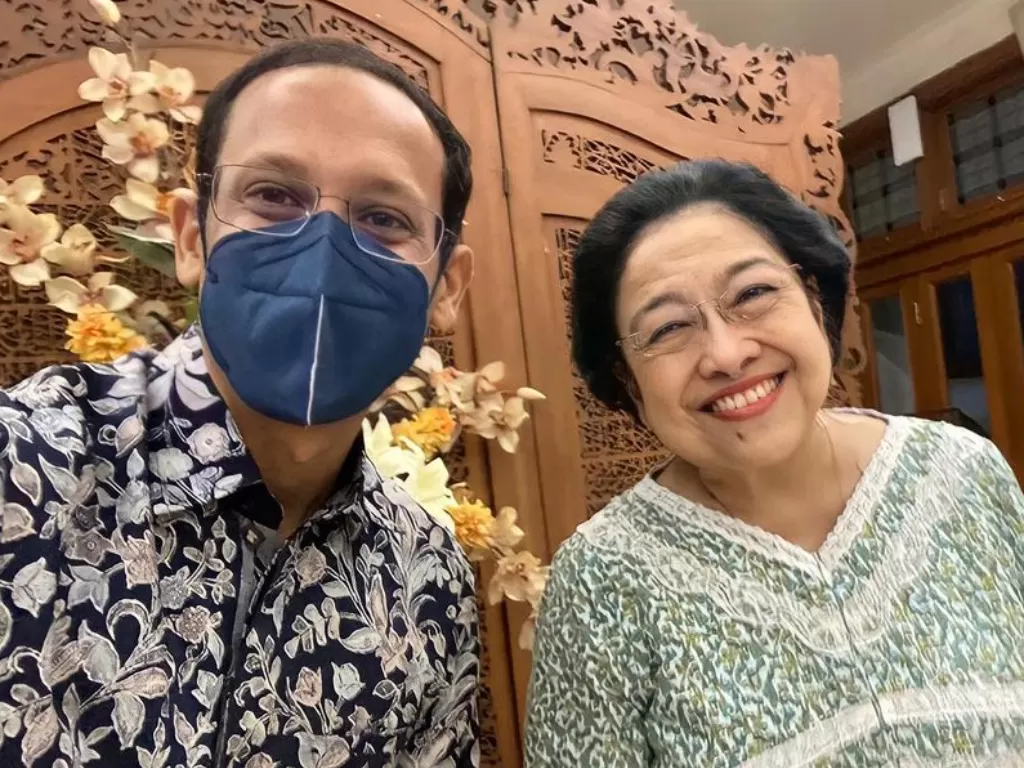 Mendikbud Nadiem Makarim bersama Ketua Umum PDIP Megawati Soekarnoputri. (Instagram/@nadiemmakarim)