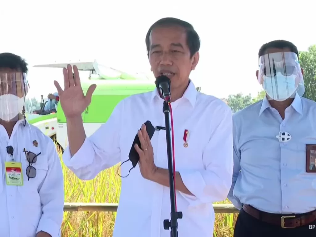 Presiden Joko Widodo (Jokowi) ketika melakukan kunjungan kerja ke Desa Wanasari, Kecamatan Bangodua, Kabupaten Indramayu, Jawa Barat, Rabu (21/4/2021). (Youtube/Setpres)