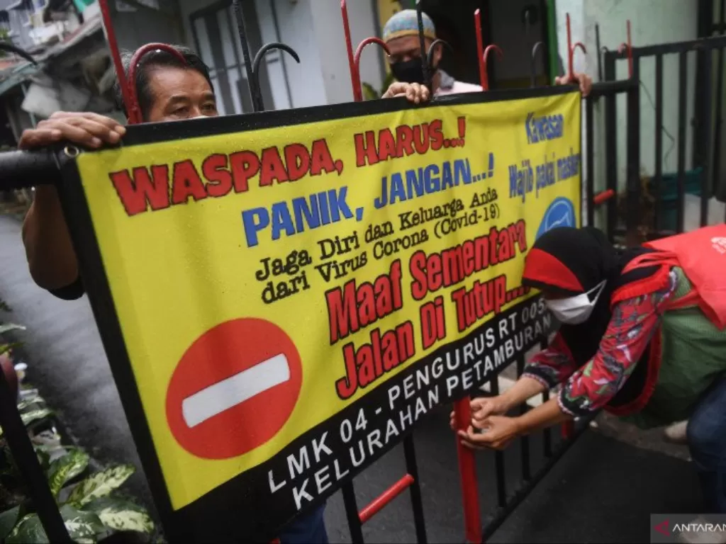 Warga menutup jalan saat simulasi pelaksanaan Pembatasan Sosial Berskala Lokal (PSBL) di Petamburan, yang merupakan wilayah zona merah COVID-19 di Jakarta. (Foto: ANTARA/Akbar Nugroho Gumay)