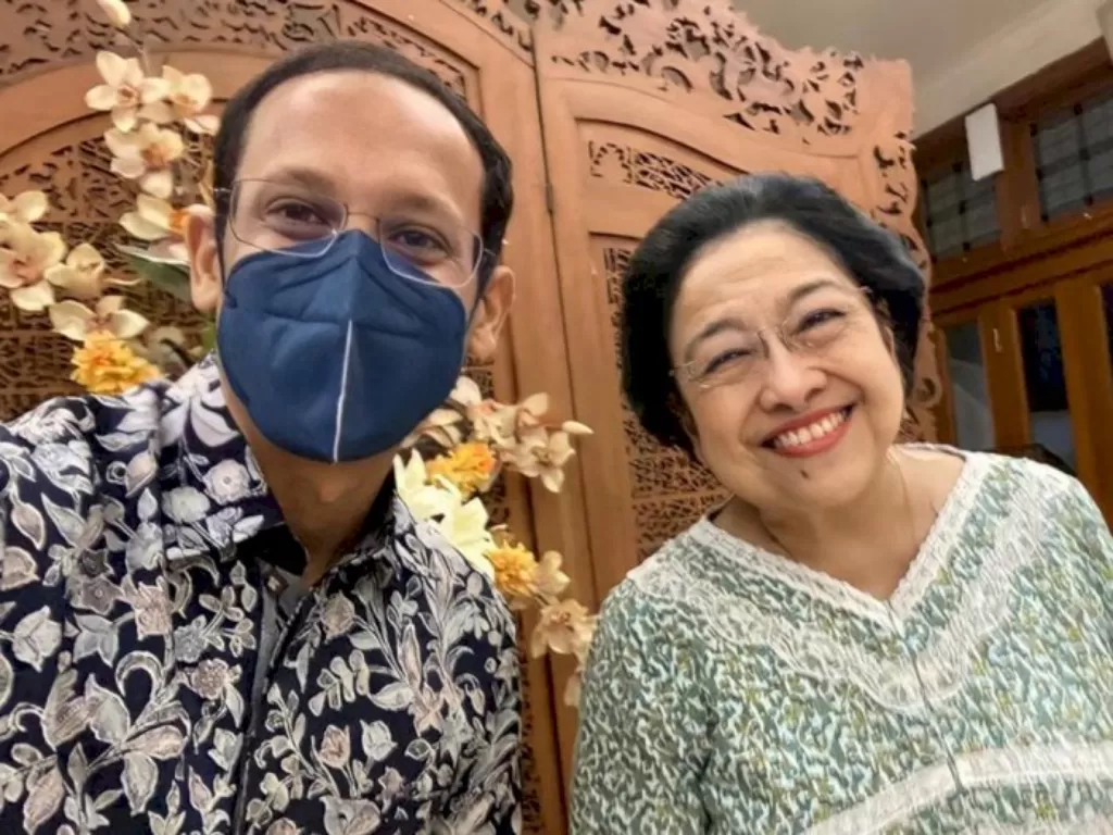 Mendikbud Nadiem Makarim bersama Ketua Umum PDIP Megawati Soekarnoputri. (Instagram/@nadiemmakarim)