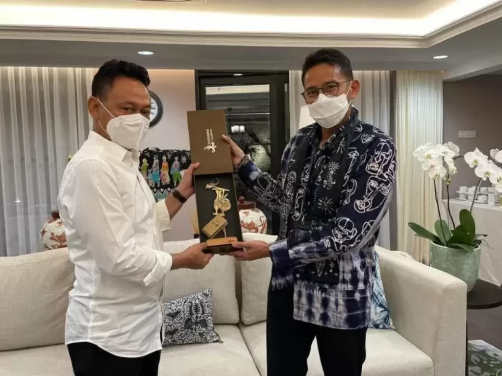Wali Kota Pontianak Edi Rusdi Kamtono dan Menteri Pariwisata dan Ekonomi Kreatif (Menparekraf) RI, Sandiaga Uno di kediaman dinasnya di Jakarta. (photo/ANTARA/HO)