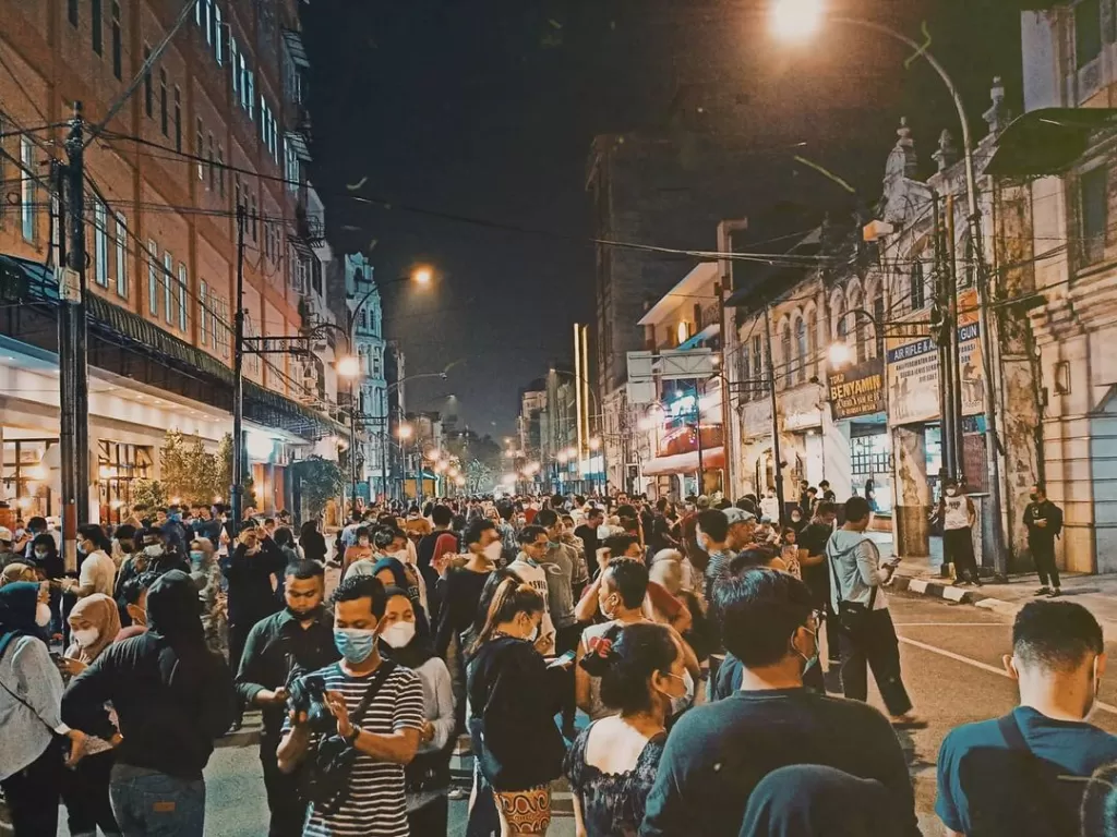 Foto kegiatan warga Medan di Kesawan City Walk yang menimbulkan kerumunan. (Instagram/yusufhanafiah05)