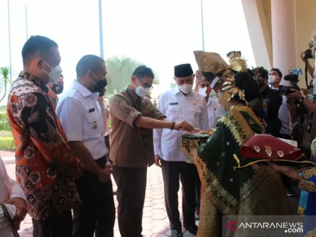 Menparekraf Sandiaga Uno disambut Gubernur Sumatera Barat, Mahyeldi. (photo/ANTARA/Dokumentasi Humas Sumbar