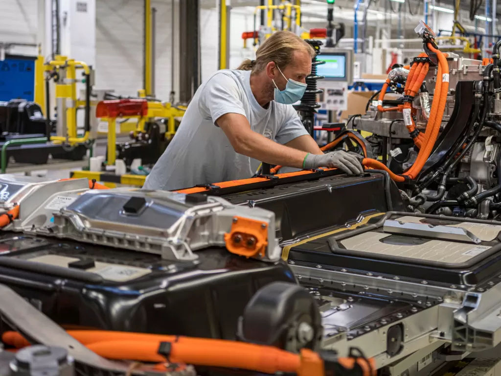 Tampilan proses perakitan mesin di pabrik Volvo. (photo/Dok. Carscoops)