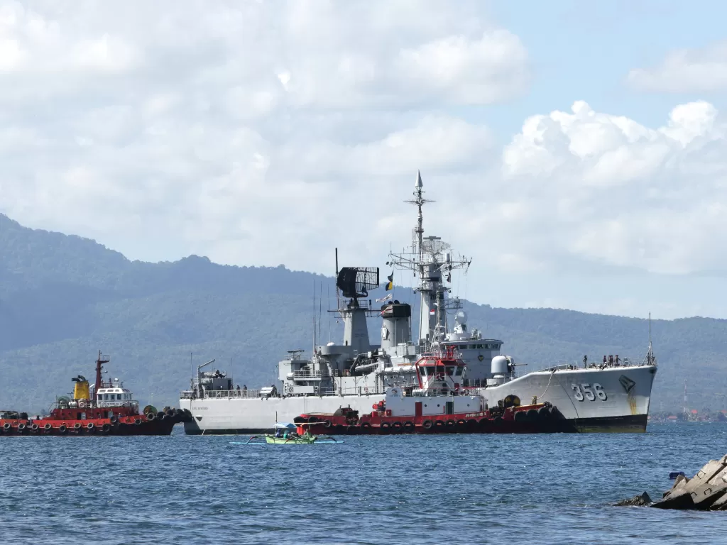 KRI Karel Satsuitubun 356 bersiap sandar di Pelabuhan Tanjung Wangi, Banyuwangi, Jawa Timur, Kamis (22/4/2021)