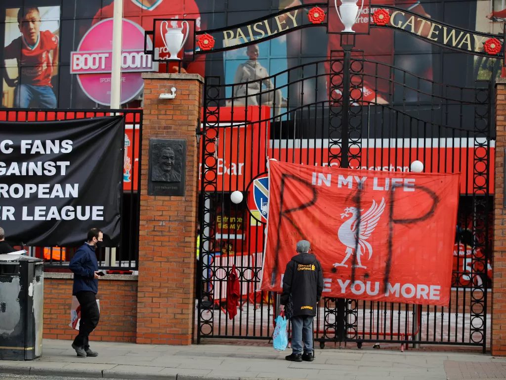 Fans mengecam Liverpool karena terlibat ESL. (photo/REUTERS/Phil Noble)